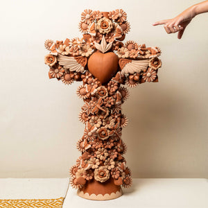 Cruz Barro en Pastillaje Corazón Milagrito